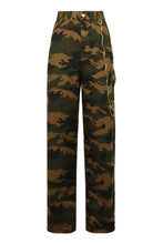 Carica l'immagine nel visualizzatore di Gallery, Pantaloni Lisa con motivo camouflage
