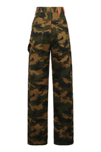 Carica l'immagine nel visualizzatore di Gallery, Pantaloni Lisa con motivo camouflage
