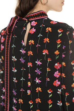 Carica l'immagine nel visualizzatore di Gallery, Blusa in seta stampata

