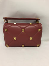 Carica l'immagine nel visualizzatore di Gallery, Valentino Garavani - Borsa a spalla Roman Stud in pelle

