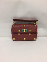 Carica l'immagine nel visualizzatore di Gallery, Valentino Garavani - Borsa Roman Stud in pelle matelassé
