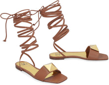 Carica l'immagine nel visualizzatore di Gallery, Valentino Garavani - Sandali flat One Stud in pelle
