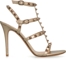 Carica l'immagine nel visualizzatore di Gallery, Valentino Garavani - T-strap Rockstud in pelle metallizzata

