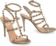 Carica l'immagine nel visualizzatore di Gallery, Valentino Garavani - T-strap Rockstud in pelle metallizzata
