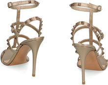 Carica l'immagine nel visualizzatore di Gallery, Valentino Garavani - T-strap Rockstud in pelle metallizzata
