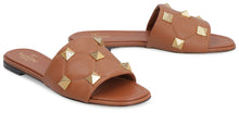 Carica l'immagine nel visualizzatore di Gallery, Valentino Garavani - Slides Roman Stud in pelle
