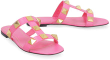 Carica l'immagine nel visualizzatore di Gallery, Valentino Garavani - Sandali flat Roman Stud in pelle con borchie
