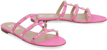 Carica l'immagine nel visualizzatore di Gallery, Valentino Garavani - Sandali flat Rockstud in pelle con borchie

