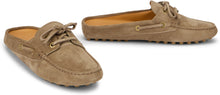 Carica l'immagine nel visualizzatore di Gallery, Mocassino Gommino in Pelle Scamosciata beige

