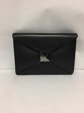 Carica l'immagine nel visualizzatore di Gallery, Valentino Garavani - Clutch One Stud in pelle
