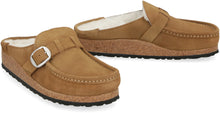 Carica l'immagine nel visualizzatore di Gallery, Slippers Buckley Shearling in suede e pelliccia
