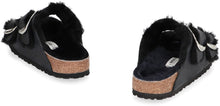 Carica l'immagine nel visualizzatore di Gallery, Slides Arizona shearling in suede
