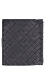 Carica l'immagine nel visualizzatore di Gallery, Portafoglio french-flap in Intrecciato Nappa
