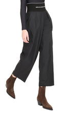Carica l'immagine nel visualizzatore di Gallery, Pantaloni carrot-fit in cotone
