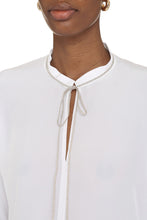 Carica l'immagine nel visualizzatore di Gallery, Blusa in seta con volant
