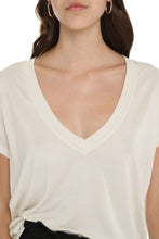 Carica l'immagine nel visualizzatore di Gallery, T-shirt con scollo a V
