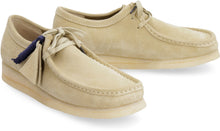 Carica l'immagine nel visualizzatore di Gallery, Scarpe stringate Wallabee in pelle scamosciata
