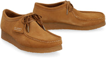 Carica l'immagine nel visualizzatore di Gallery, Scarpe stringate Wallabee in pelle scamosciata
