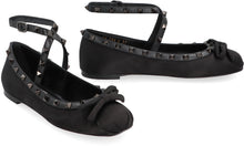 Carica l'immagine nel visualizzatore di Gallery, Valentino Garavani - Ballerine Rockstud in raso
