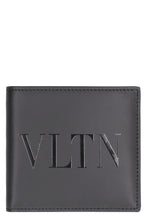 Carica l'immagine nel visualizzatore di Gallery, Valentino Garavani - Portafoglio flap-over VLTN in pelle
