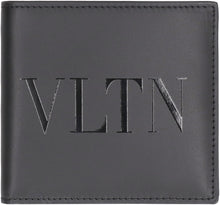 Carica l'immagine nel visualizzatore di Gallery, Valentino Garavani - Portafoglio flap-over VLTN in pelle
