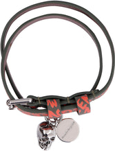 Carica l'immagine nel visualizzatore di Gallery, Bracciale in pelle con medaglione e teschio
