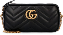 Carica l'immagine nel visualizzatore di Gallery, Mini-bag a tracolla GG Marmont in pelle matelassé

