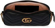 Carica l'immagine nel visualizzatore di Gallery, Mini-bag a tracolla GG Marmont in pelle matelassé
