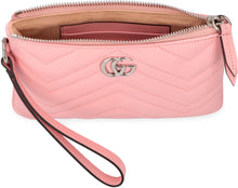Carica l'immagine nel visualizzatore di Gallery, Clutch GG Marmont in pelle matelassé
