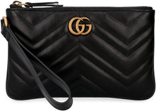 Carica l'immagine nel visualizzatore di Gallery, Clutch GG Marmont in pelle matelassé
