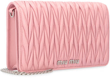 Carica l'immagine nel visualizzatore di Gallery, Pochette in pelle matelassé
