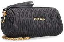 Carica l'immagine nel visualizzatore di Gallery, Clutch in pelle matelassé
