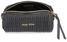 Carica l'immagine nel visualizzatore di Gallery, Clutch in pelle matelassé
