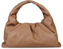 Carica l'immagine nel visualizzatore di Gallery, The Shoulder Pouch in pelle
