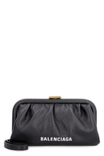 Carica l'immagine nel visualizzatore di Gallery, Clutch Cloud XS in pelle con tracolla
