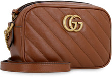 Carica l'immagine nel visualizzatore di Gallery, Camera-bag GG Marmont in pelle matelassé
