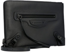 Carica l'immagine nel visualizzatore di Gallery, Clutch in pelle martellata
