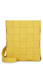 Carica l'immagine nel visualizzatore di Gallery, Borsa The Cassette Messenger in Maxi Intreccio
