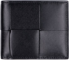 Carica l'immagine nel visualizzatore di Gallery, Portafoglio flap-over in Intrecciato
