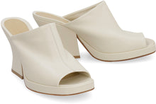 Carica l'immagine nel visualizzatore di Gallery, Mules Stack in pelle
