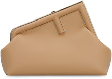 Carica l'immagine nel visualizzatore di Gallery, Clutch Fendi First in pelle
