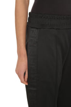 Carica l'immagine nel visualizzatore di Gallery, Track-pants con bande laterali logate
