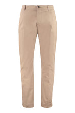 Carica l'immagine nel visualizzatore di Gallery, Pantaloni chino slim fit
