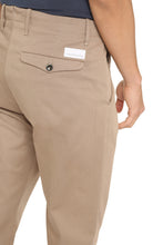 Carica l'immagine nel visualizzatore di Gallery, Pantaloni chino slim fit
