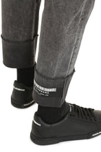 Carica l'immagine nel visualizzatore di Gallery, Jeans slim-fit a 5 tasche

