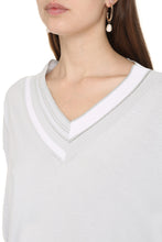 Carica l'immagine nel visualizzatore di Gallery, Maglia in cotone con scollo a V
