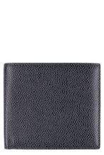 Carica l'immagine nel visualizzatore di Gallery, Portafoglio flap-over in pelle texturizzata
