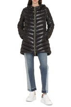 Load image into Gallery viewer, Resort hooded down jacket
