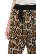 Carica l'immagine nel visualizzatore di Gallery, Pantaloni in maglia con motivo animalier
