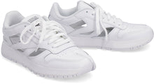Carica l'immagine nel visualizzatore di Gallery, MM x Reebok - Sneakers low-top Tabi in pelle
